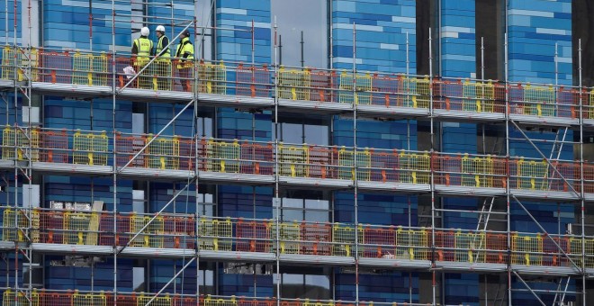 Trabajadores en un edificio residencial en Londres. REUTERS/ Toby Melville