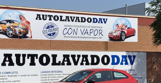 El mensaje publicitario del servicio de autolavado cuya retirada reclama el Ayuntamiento. / Vicente García (Twitter)