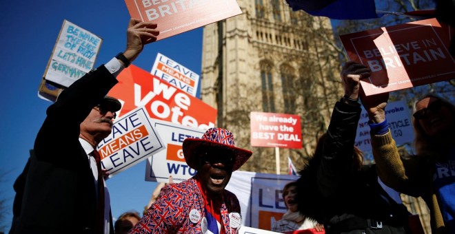Manifestación de partidarios y de opositores al brexit, delante del Parlamento británico, en Londres. REUTERS/Henry Nicholls