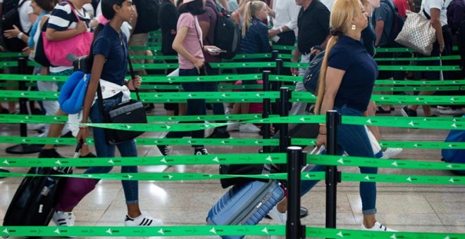 Vista general de la zona de embarque del aeropuerto barcelonés Barcelona-El Prat.- Los trabajadores de Trablisa, la compañía encargada de los controles de seguridad del Aeropuerto de Barcelona-El Prat, han iniciado este viernes una huelga indefinida para