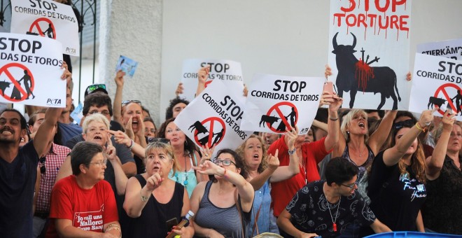 09/08/2019.- Manifestación antitaurina en Palma de Mallorca con motivo de la corrida de toros que se celebra este viernes en el Coliseo Balear. / EFE / LLITERES