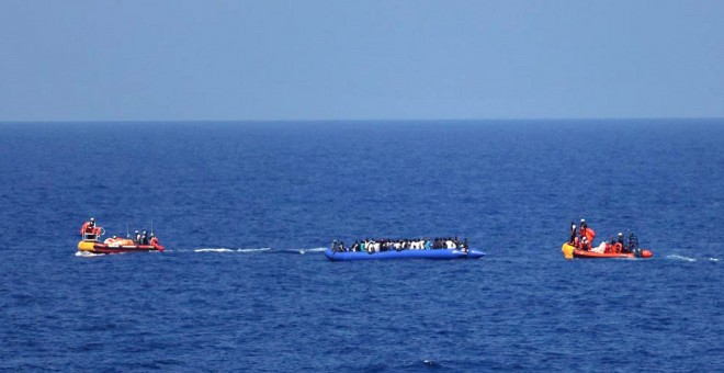 11/08/2019.- El barco humanitario Ocean Viking a otras 81 personas frente a las costas de Libia, su tercera operación de salvamento en tres días, que eleva a 251 la cifra de rescatados. / EFE