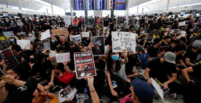 Protestas en el aeropuerto de Hong Kong. Reuters