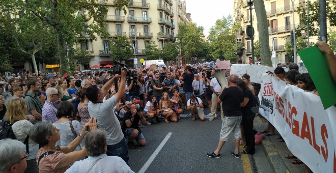 Concentració contra el bloqueig del Govern espanyol i la Unió Europea als bucs de salvament marítim Ocean Viking i Open Arms, que porten a bord més de 500 rescatats a alta mar.