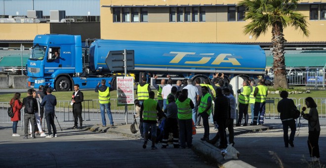 12/08/2019.- Transportistas se manifiestan frente a una empresa de transporte de combustible en Portugal. / EFE - CARLOS BARROSO