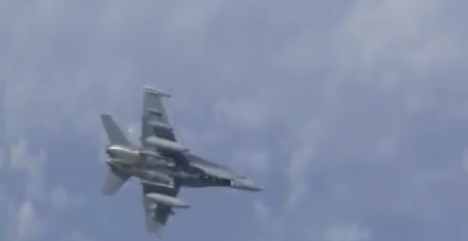 El F-18 elude a los cazas en una captura del vídeo difundido por el Ministerio de Defensa ruso. Vídeo: Suptnik Insight.