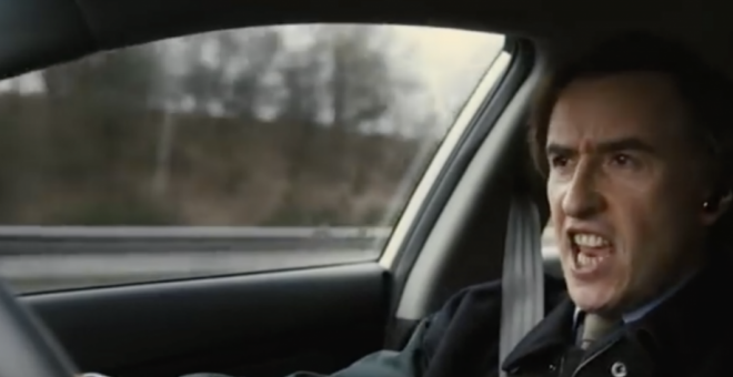 El actor británico Steeve Coogan en su papel del periodista Alan Partridge, al volante.