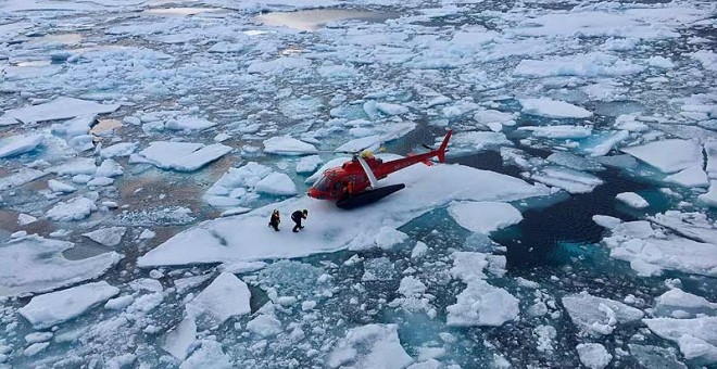 Un helicóptero sueco recoge un dispositivo registrador científico con datos valiosos sobre los movimientos de la vida marina del Ártico. REUTERS