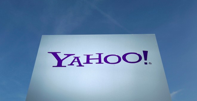 El logotipo de Yahoo, frente a un edificio en Rolle, Suiza. REUTERS / Denis Balibouse