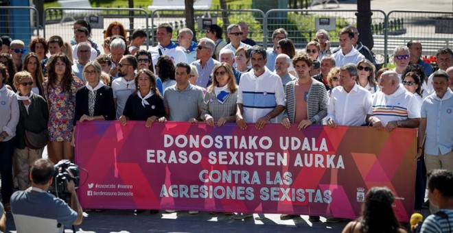 El alcalde donostiarra, Eneko Goia (5d), ha participado en la concentración convocada este miércoles por el Ayuntamiento de San Sebastián para condenar las agresiones machistas. EFE