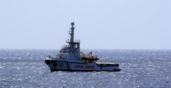 El buque Open Arms, fondeado frente a las costas de la isla italiana de Lampedusa. EFE