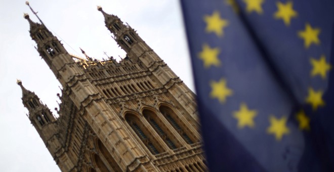 Una bandera de la Unión Europea fotografiada frente al edificio del Parlamento británico, en Londres. REUTERS/Hannah McKay