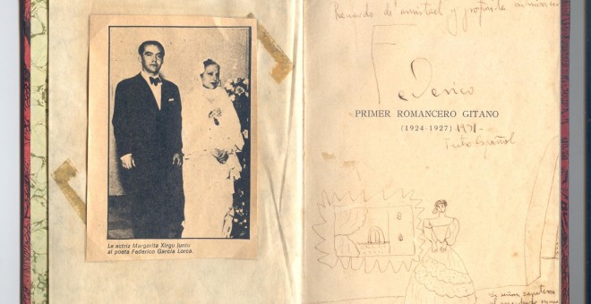 El libro ‘Primer romancero gitano” con la firma del autor y su dedicatoria a Margarita Xirgu.