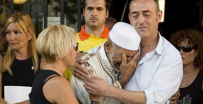 El emotivo abrazo entre Javier Martínez, padre del pequeño Xavi asesinado con solo tres años,y el imán de Rubí, tras los atentados de Barcelona y Cambrils.EP