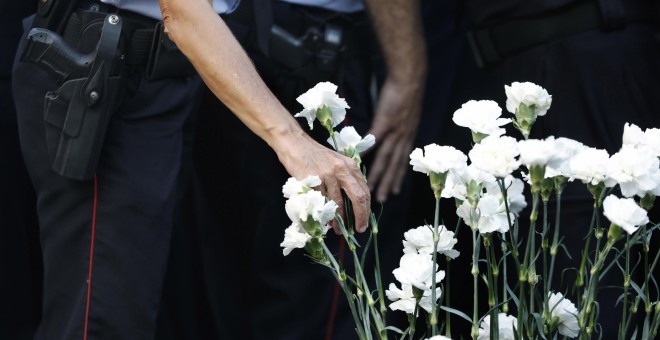 Miembros del cuerpo de los Mossos d,Esquadra depositan claveles blancos, durante el acto institucional celebrado este sábado en conmemoración del segundo aniversario del atentado terrorista del 17A en las Ramblas de Barcelona | EFE