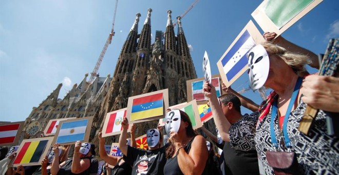 Membres dels CDR manifestant-se davant la Sagrada Família per demanar explicacions al Govern espanyol sobre les informacions relatives a les connexions entre l'Imam de Ripoll i el CNI. EFE / Alejandro García