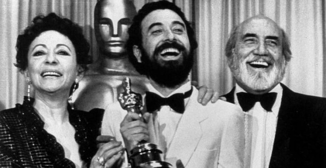 Encarna Paso, a la izquierda, en el momento de recibir el Oscar por 'Volver a empezar'. EFE