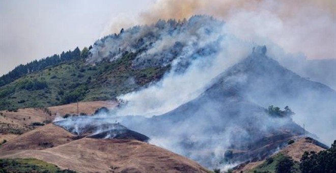 Vista del incendio forestal que comenzó el sábado en la isla de Gran Canaria . EFE/Angel Medina