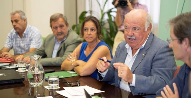 El consejero de Salud de la Junta de Andalucía, Jesús Aguirre, junto a miembros del gabinete que aborda el brote. / EFE