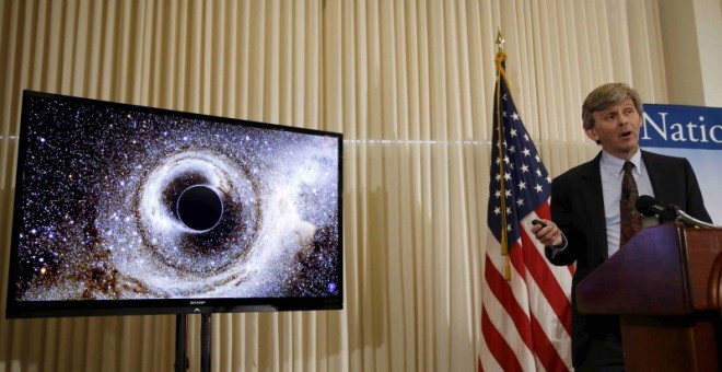 El Dr. David Reitze muestra la fusión de dos agujeros negros en una conferencia de prensa para discutir la detección de ondas gravitacionales en Washington. Reuters