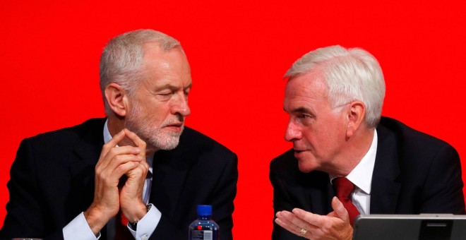 Jeremy Corbyn, junto al portavoz económico, John McDonnell. Reuters