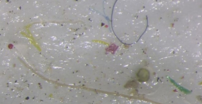 Microplástico encontrado en muestras de hielo tomadas desde el Paso del Noroeste, en Ártico. REUTERS/Proyecto Paso del Noroeste/Duncan Clark