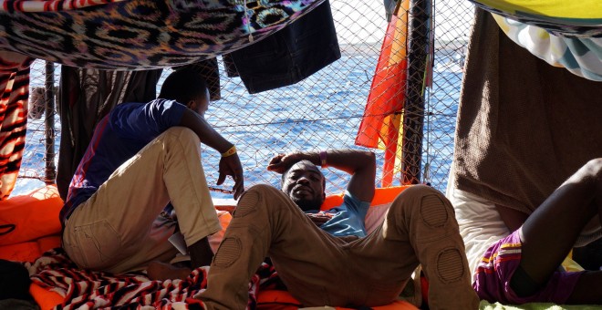 Algunos de los 107 migrantes en el interior del barco de la ONG española Open Arms | EFE