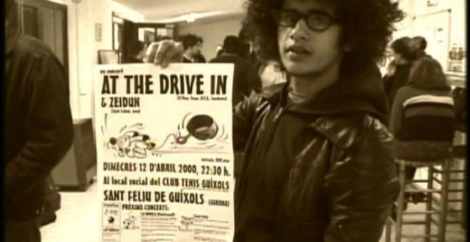 El guitarrista d'At the Drive In amb el cartell del concert amb Zeidun al Club de Tenis de Sant Feliu de Guíxols.