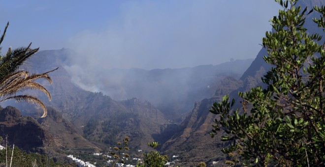 Parte de la zona afectada por el incendio de la isla de Gran Canaria, de la que continúa saliendo humo. / Europa Press