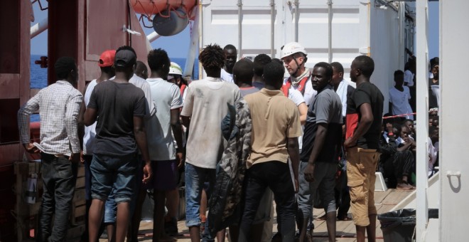 El equipo de MSF, a bordo del Ocean Viking, atiende a los migrantes rescatados el pasado 9 de agosto en el Mediterráneo.-