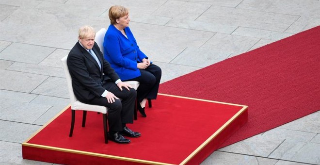 21/08/2019.- La canciller alemana, Angela Merkel, recibe al primer ministro británico, Boris Johnson, en Berlín. EFE/EPA/Filip Singer