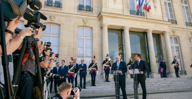 El presidente francés, Emmanuel Macron, y el primer ministro británico, Boris Johnson, comparecen ante los periodistas en el Palacio del Eliseo, en París. EFE/EPA/CHRISTOPHE PETIT TESSON