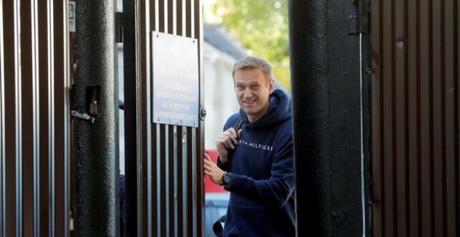 El líder opositor ruso Alexéi Navalni abandonando el centro en el que permanecía arrestado. EFE