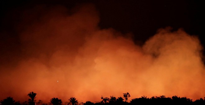 El humo y el resplandor de las llamas durante un incendio en un área de la selva amazónica cerca de Humaita, estado de Amazonas, Brasil, el pasado 17 de agosto Brasil.- REUTERS / Ueslei Marcelino