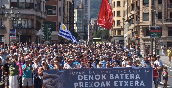 Varios centenares de personas han participado en la manifestación convocada en Bilbao por la red de apoyo a los presos de ETA Sare, en la que han defendido 'una reparación a las víctimas de todas las partes'. EFE/ Miguel Toña