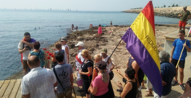 Varias personas arrojan rosas rojas en memoria de las víctimas del bombardeo, el año pasado, en el paseo marítimo Juan Aparicio, jerarca de la dictadura.