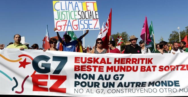 Imagen de la manifestación de la contracumbre del G7 cerca de Biarritz. EFE/EPA