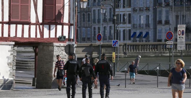 Policía francesa desplegada en Biarritz por el G7. EFE/EPA
