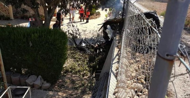 Fotografía capturada de la cuenta de Twitter de Incendios f. Baleares (@iffbaleares) del accidente que ha tenido lugar en el municipio mallorquín de Inca entre un helicóptero y una avioneta que ha resultado con cinco personas fallecidas. EFE