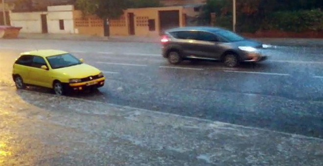 Captura de vídeo de la fuerte tormenta que ha provocado inundaciones en las calles de la capital. La Agencia Estatal de Meteorología (Aemet) ha ampliado este lunes hasta las 20.00 horas la alerta por lluvias y tormentas hasta el nivel naranja, que supone