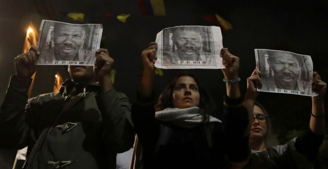 Manifestantes con una fotografía impresa de Temistocles Machado, uno de los líderes sociales asesinados. / Reuters