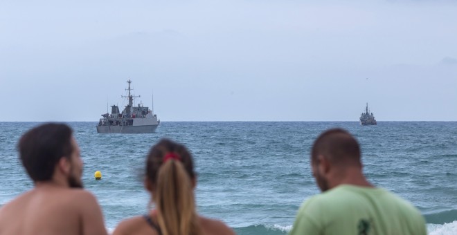 Los dragaminas Alborán y Neptuno de la Marina Española apoyan al buque Turia | EFE