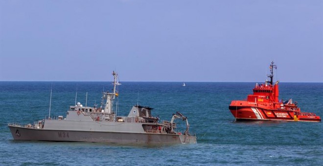 Vista del buque de la Armada encallado durante las labores de rescate en La Manga. / EFE