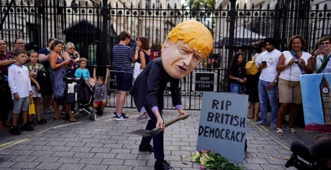 Una protesta contra la suspensión de los Comunes junto al número 10 de Downing Street, en Londres. - EFE