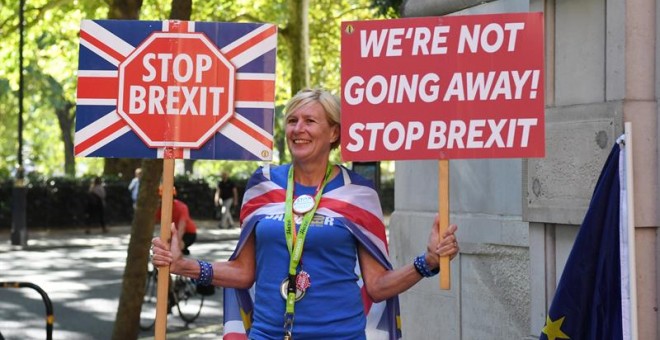 29/08/2019.- Una mujer protesta contra el cierre del Parlamento británico en Westminster, Londres. EFE/EPA/Facundo Arrizabalaga