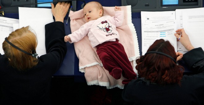 Hanne Dahl votando en el Parlamento Europeo con su bebé. / REUTERS