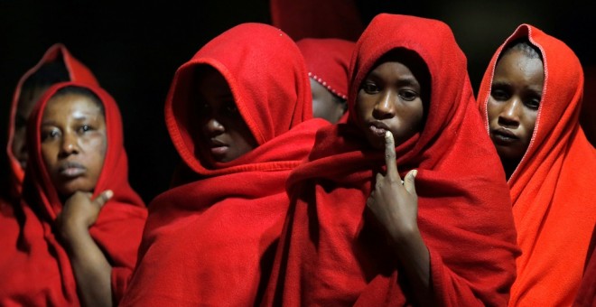 Un grupo de migrantes rescatados frente a la costa española en el Mar Mediterráneo. Reuters