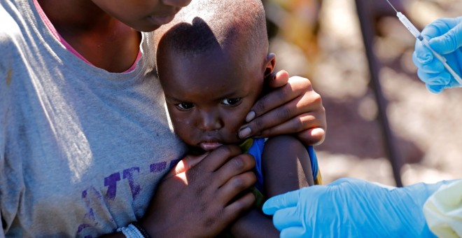 Un niño reacciona cuando un trabajador de salud le inyecta la vacuna contra el ébola en Goma. Reuters