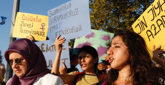 Protesta en Turquia tras el asesinato de Emine Bulu. EFE/EPA/SERPIL GEDIK