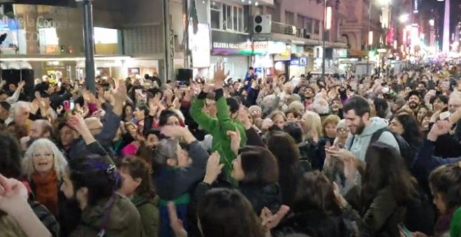 Un grupo de militantes antimacristas hace un 'flashmob' en Buenos Aires. / CAPTURA PÁGINA 12